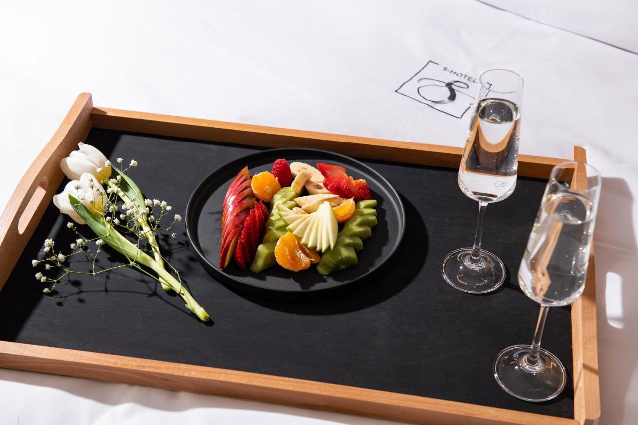S Hotel Boutique Thessaloniki Exterior photo Room service tray